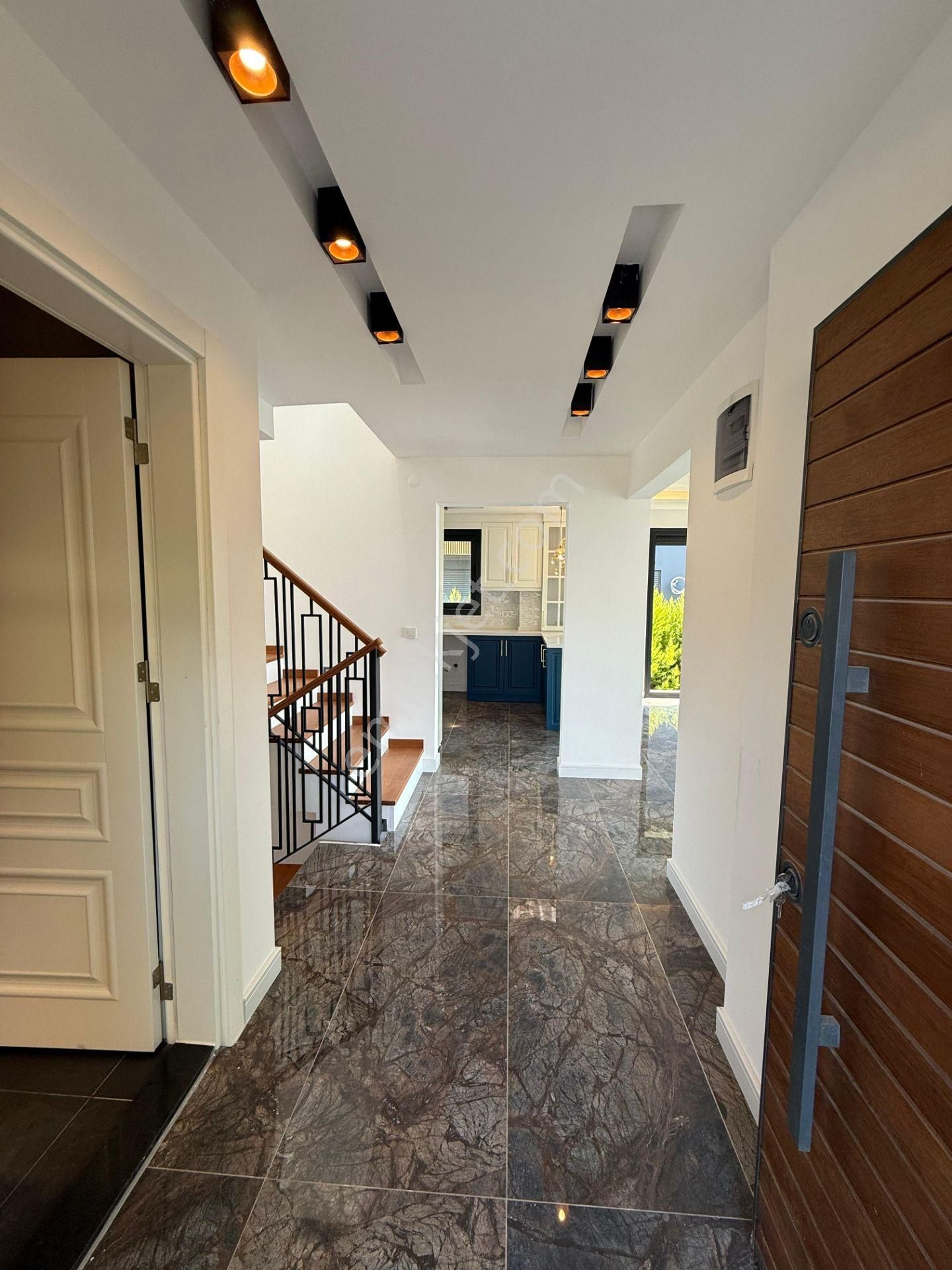 Urla Hekimköy Sitesinde Satılık 5+2 Müstakil Havuzlu Villa - Görsel 3