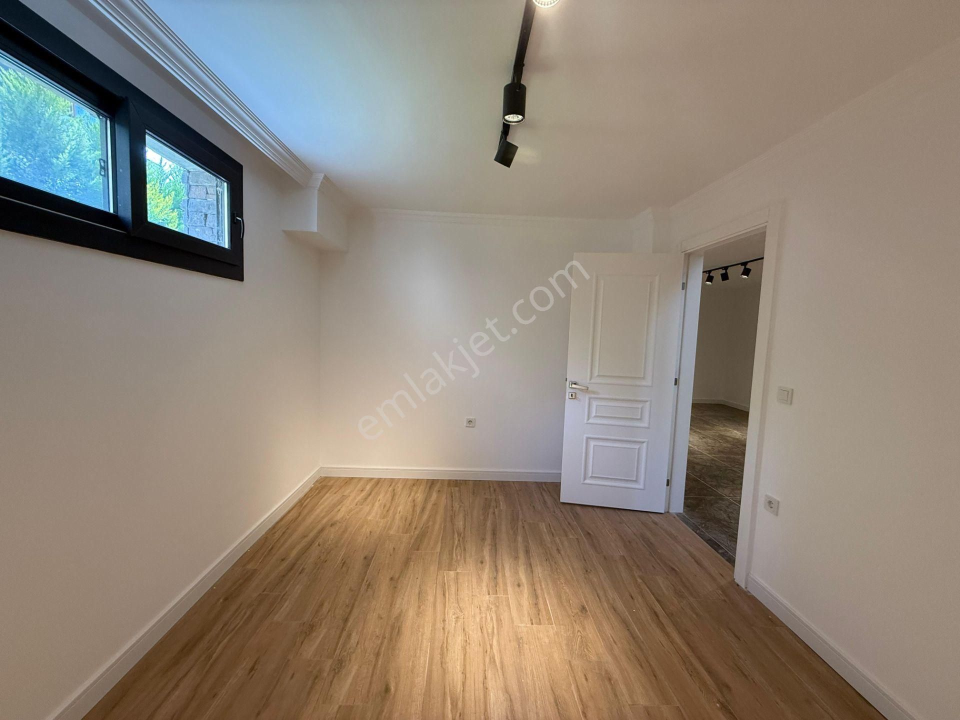 Urla Hekimköy Sitesinde Satılık 5+2 Müstakil Havuzlu Villa - Görsel 27