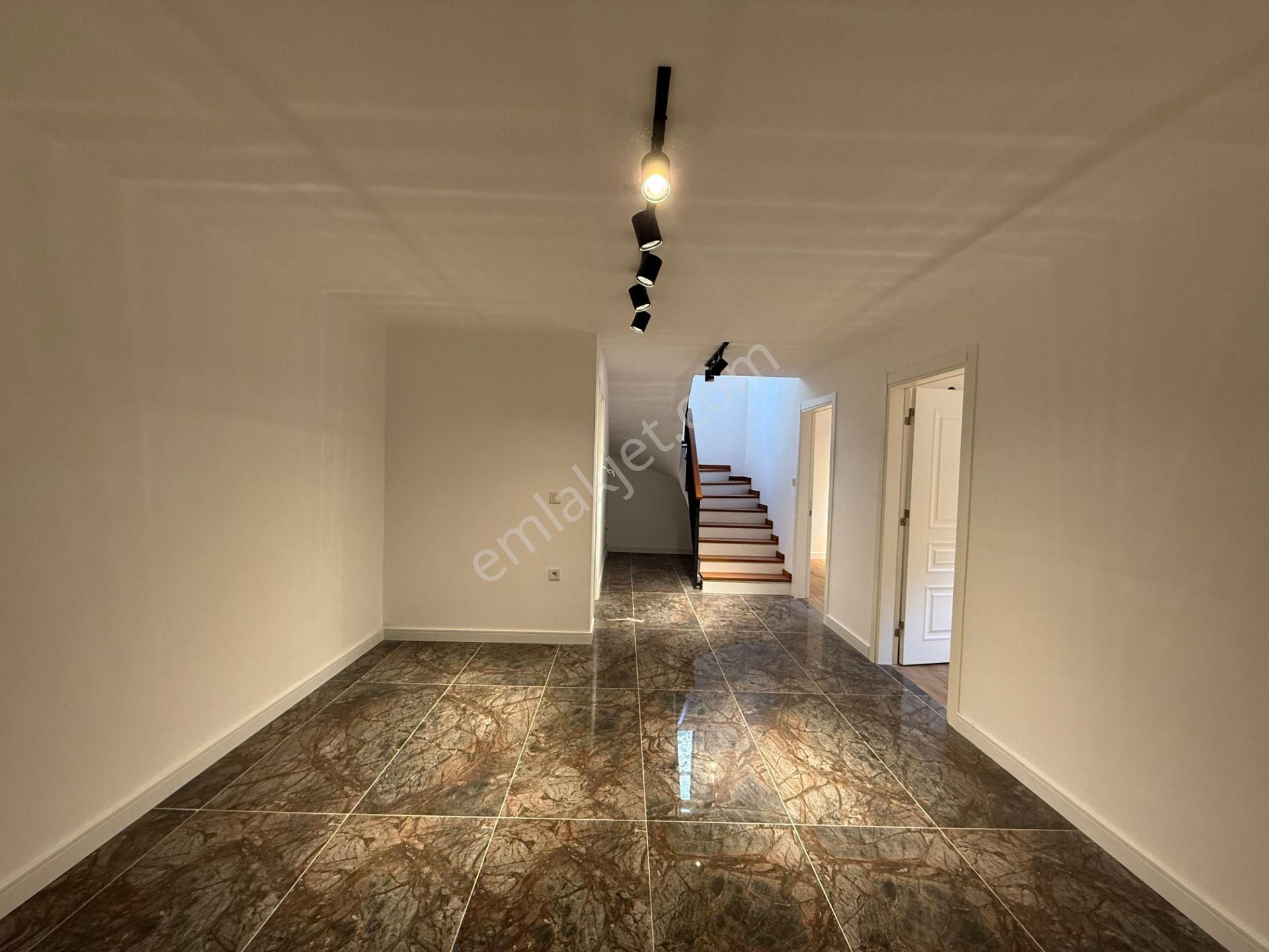 Urla Hekimköy Sitesinde Satılık 5+2 Müstakil Havuzlu Villa - Görsel 25