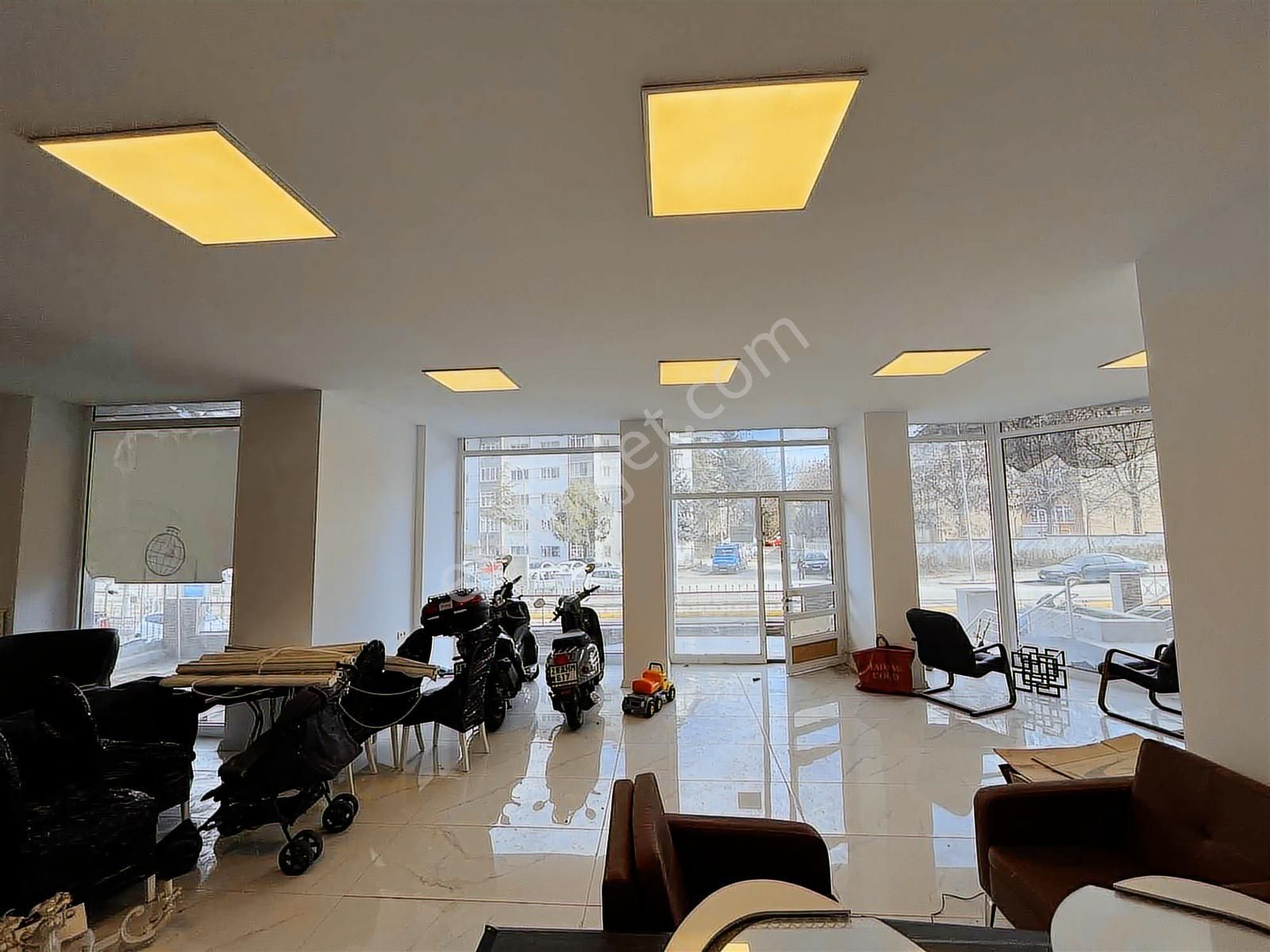 Kr Unity Den Cadde Cepheli Kiralık İşyeri&ofis