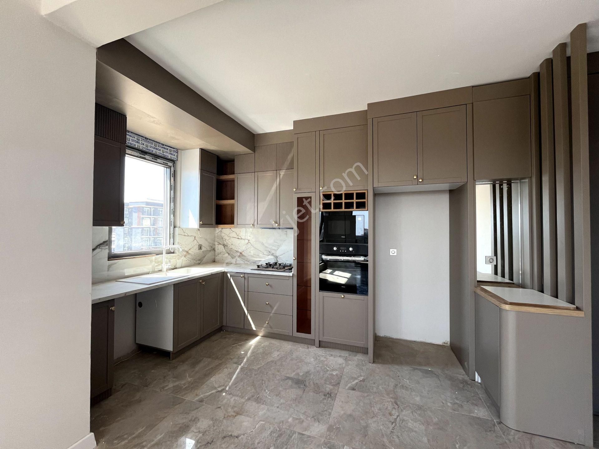 Muhteşem Lokasyon Deniz Görür Donatılı Site Geniş M2