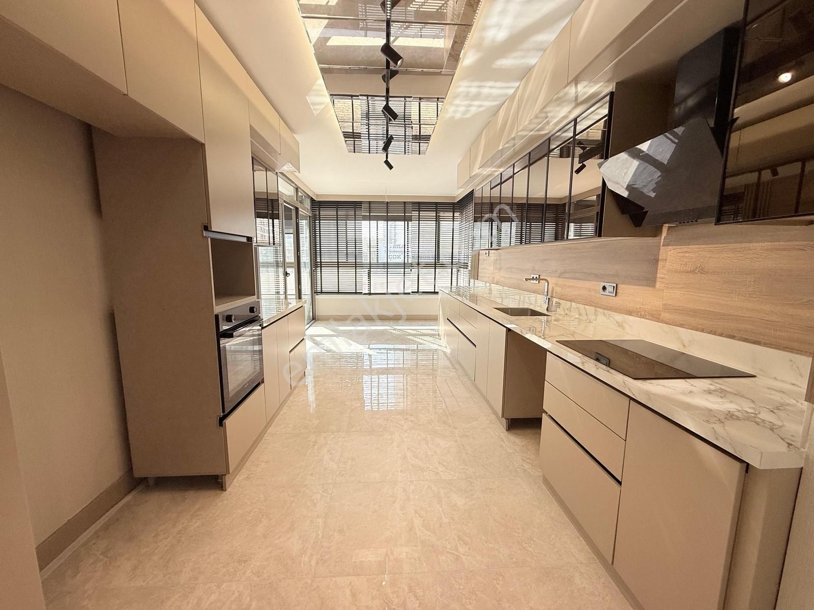 Ovacık Bulvar Yanı 4+1 Lüks Yapıda 3 Banyolu 190m² Net Daire