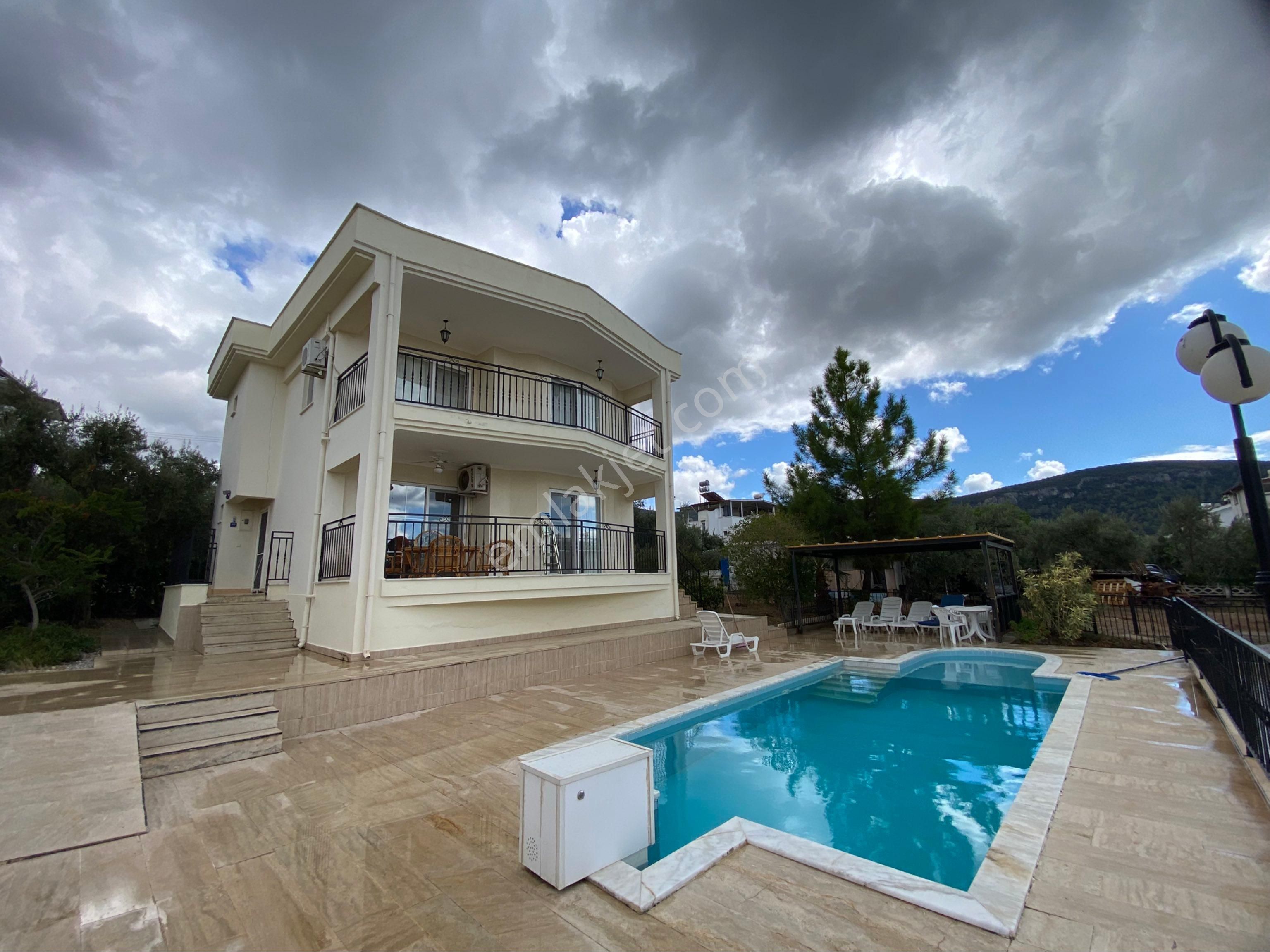 Didim Akbük’te İngiliz Sahibi Elit Sitede Müstakil Havuzlu4+1 Villa