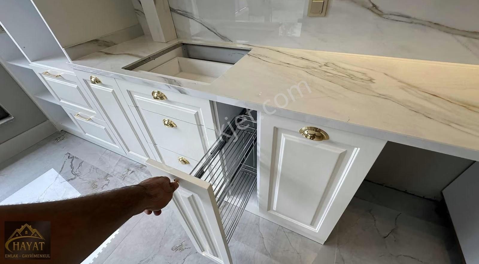 Döşemealtı Merkezde 3+1 Geniş Villa - Görsel 16