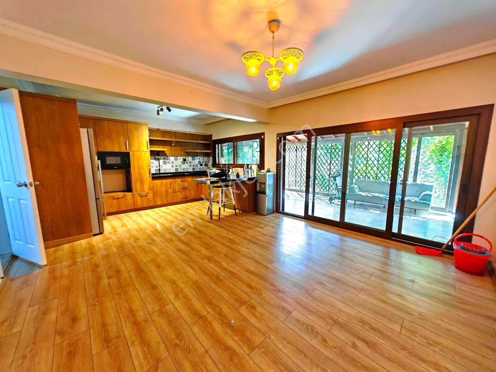 Kuşadasında Plaja 200 Mt.avm'ye Çok Yakın Özel Havuzlu Geniş Bahçeli 4+1 Villa - Görsel 14