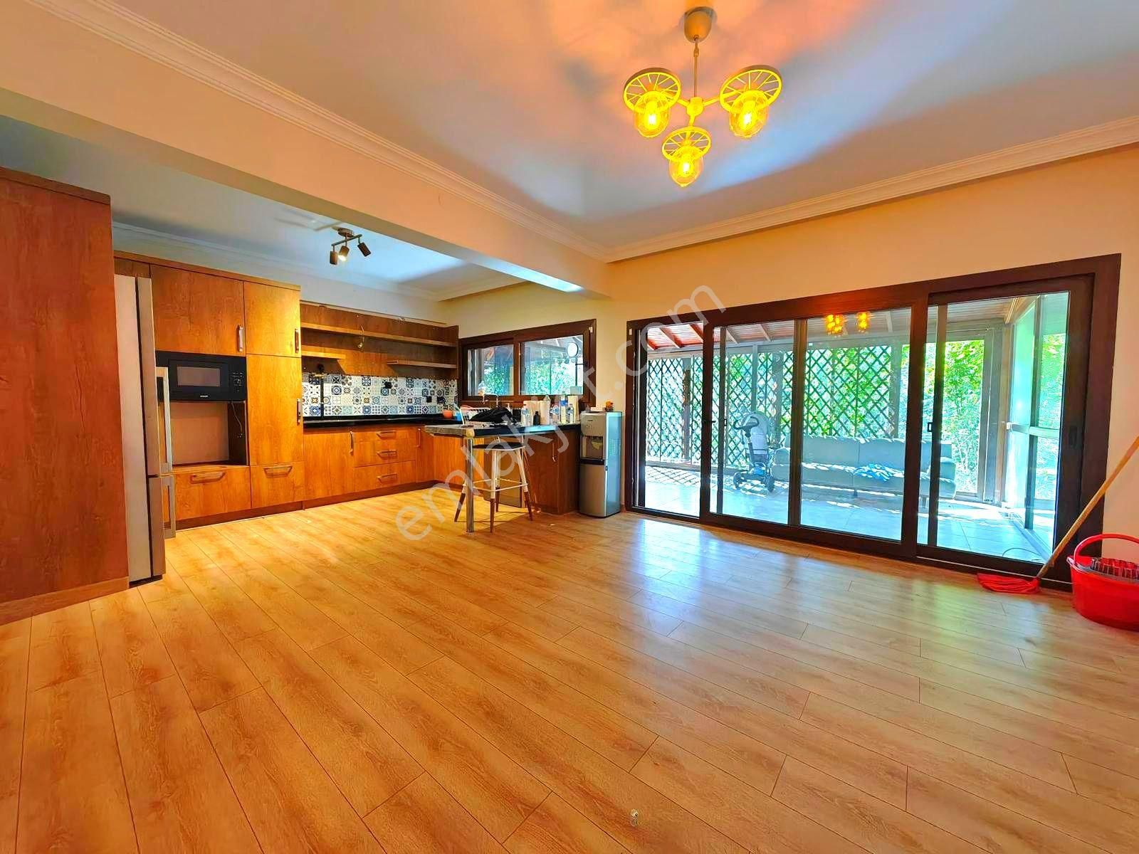 Kuşadasında Plaja 200 Mt.avm'ye Çok Yakın Özel Havuzlu Geniş Bahçeli 4+1 Villa - Görsel 15