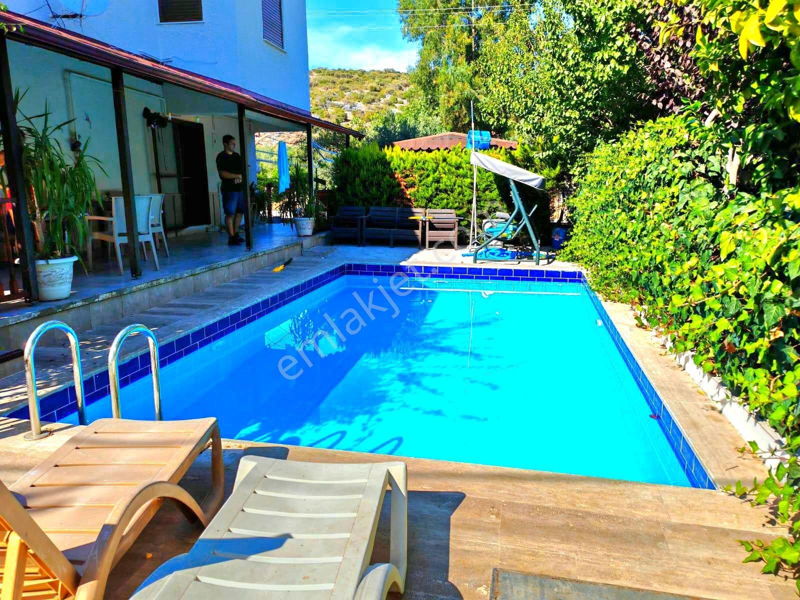 Kuşadasında Plaja 200 Mt.avm'ye Çok Yakın Özel Havuzlu Geniş Bahçeli 4+1 Villa - Görsel 3