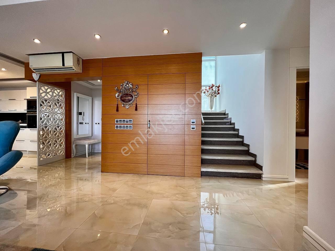 Alanya'da Deniz Ve Şehir Manzaralı Şık Tasarımlı Villa - Görsel 13