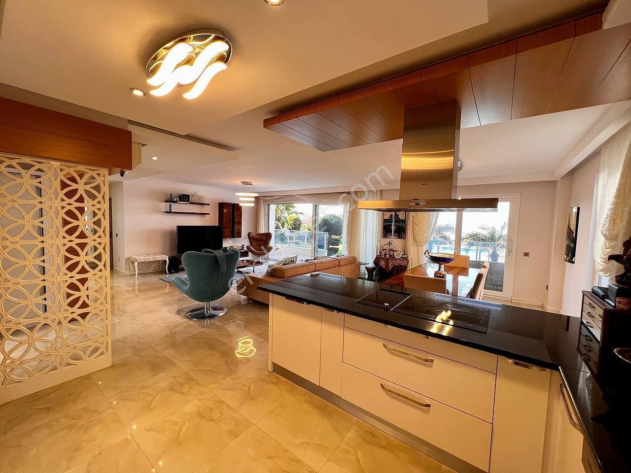 Alanya'da Deniz Ve Şehir Manzaralı Şık Tasarımlı Villa - Görsel 32