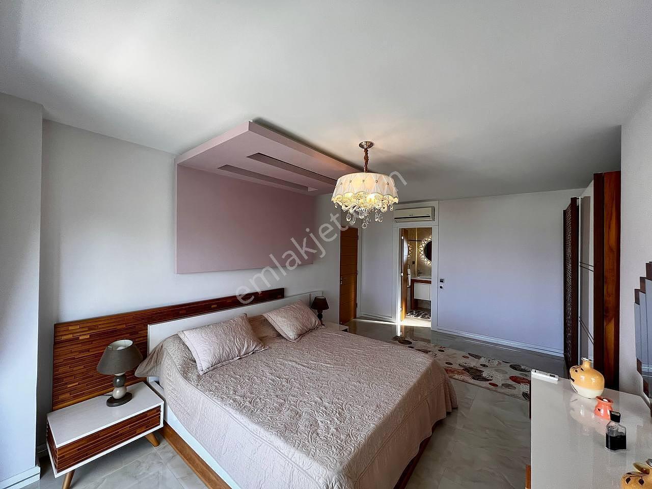 Alanya'da Deniz Ve Şehir Manzaralı Şık Tasarımlı Villa - Görsel 21