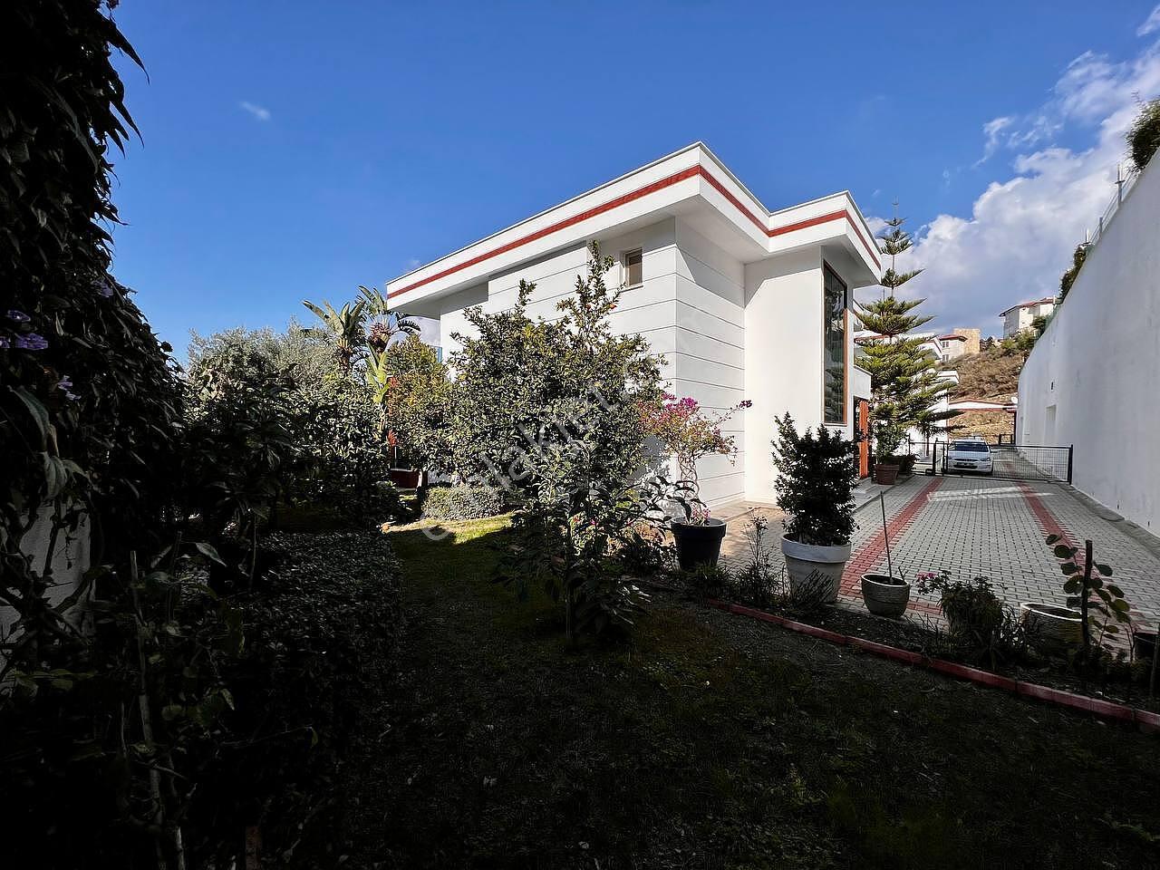 Alanya'da Deniz Ve Şehir Manzaralı Şık Tasarımlı Villa - Görsel 8