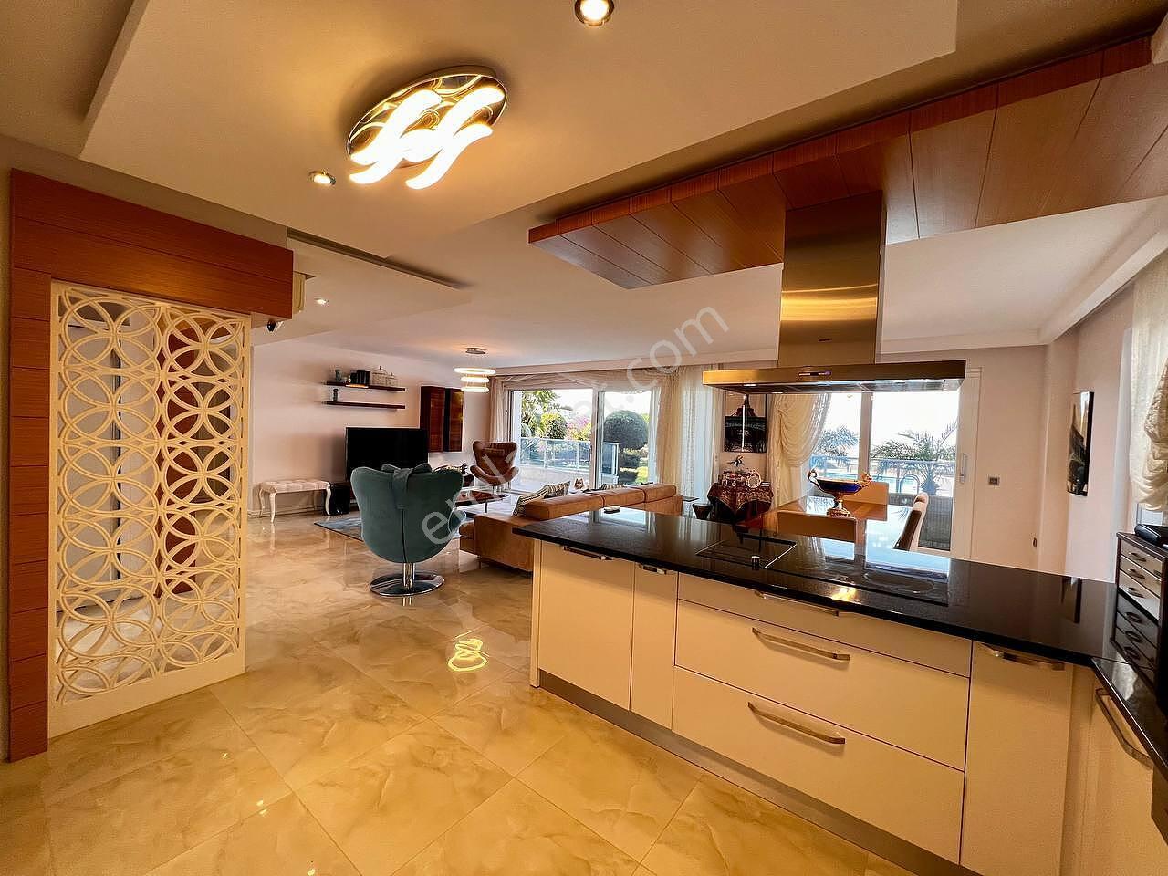 Alanya'da Deniz Ve Şehir Manzaralı Şık Tasarımlı Villa - Görsel 25