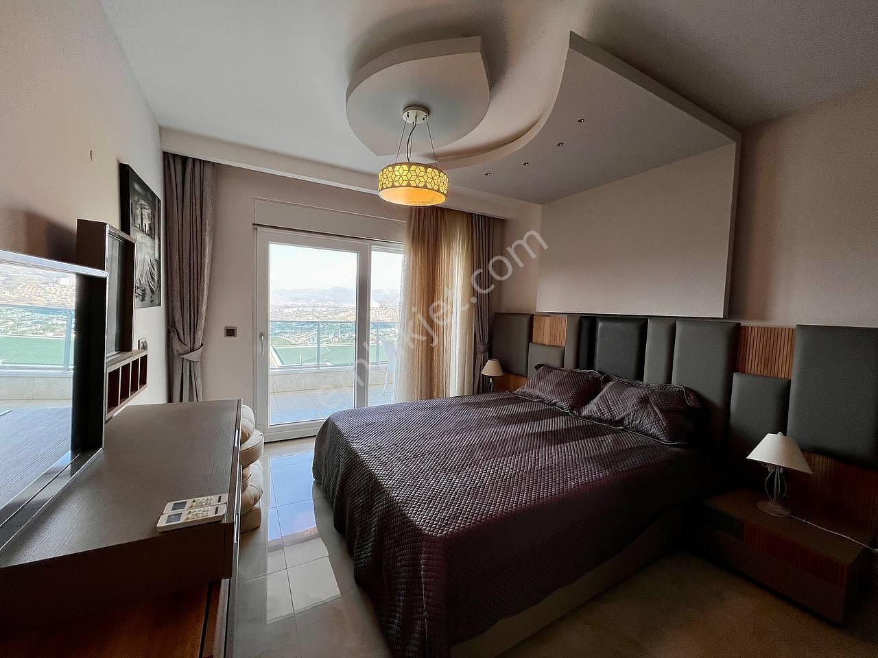 Alanya'da Deniz Ve Şehir Manzaralı Şık Tasarımlı Villa - Görsel 28