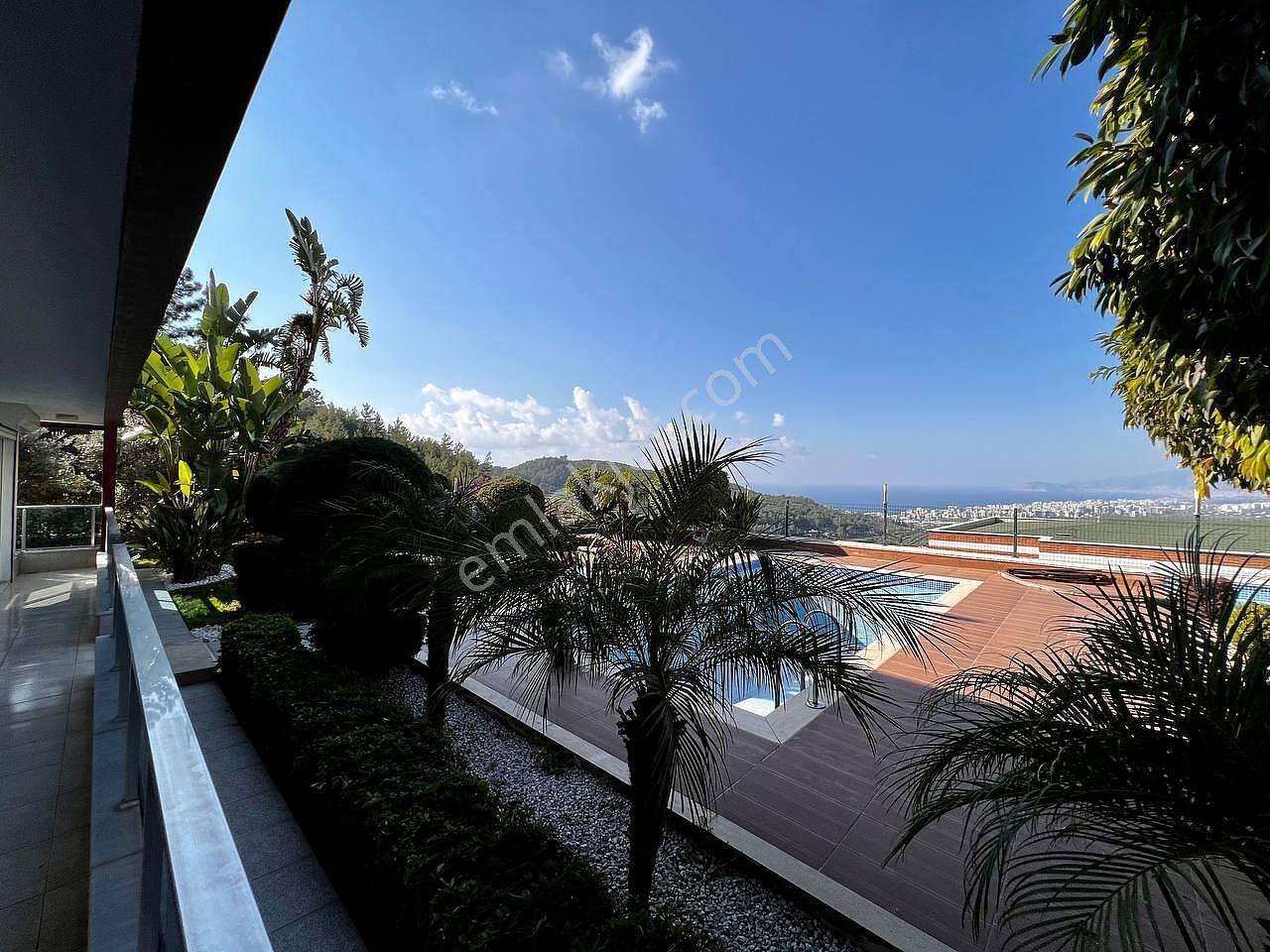 Alanya'da Deniz Ve Şehir Manzaralı Şık Tasarımlı Villa - Görsel 5