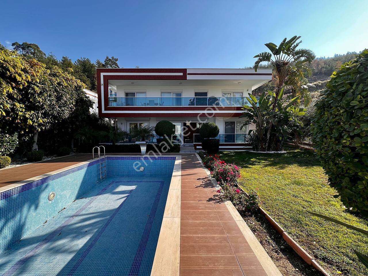 Alanya'da Deniz Ve Şehir Manzaralı Şık Tasarımlı Villa - Görsel 7