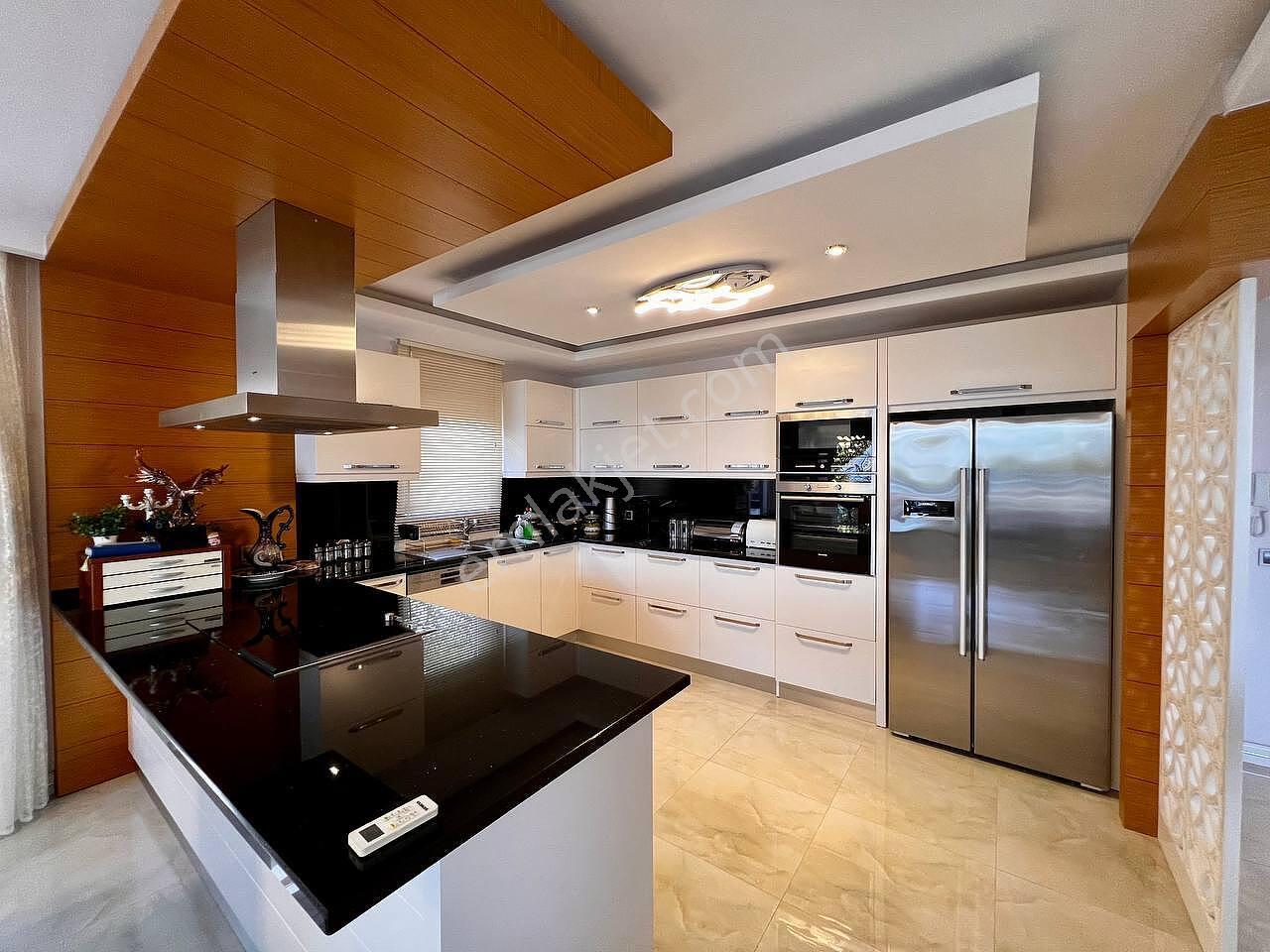 Alanya'da Deniz Ve Şehir Manzaralı Şık Tasarımlı Villa - Görsel 26