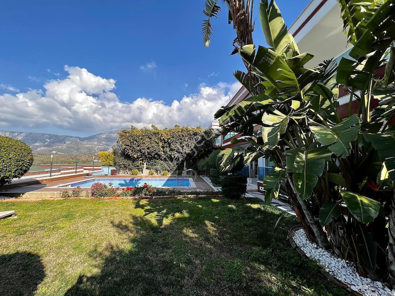 Alanya'da Deniz Ve Şehir Manzaralı Şık Tasarımlı Villa - Görsel 12