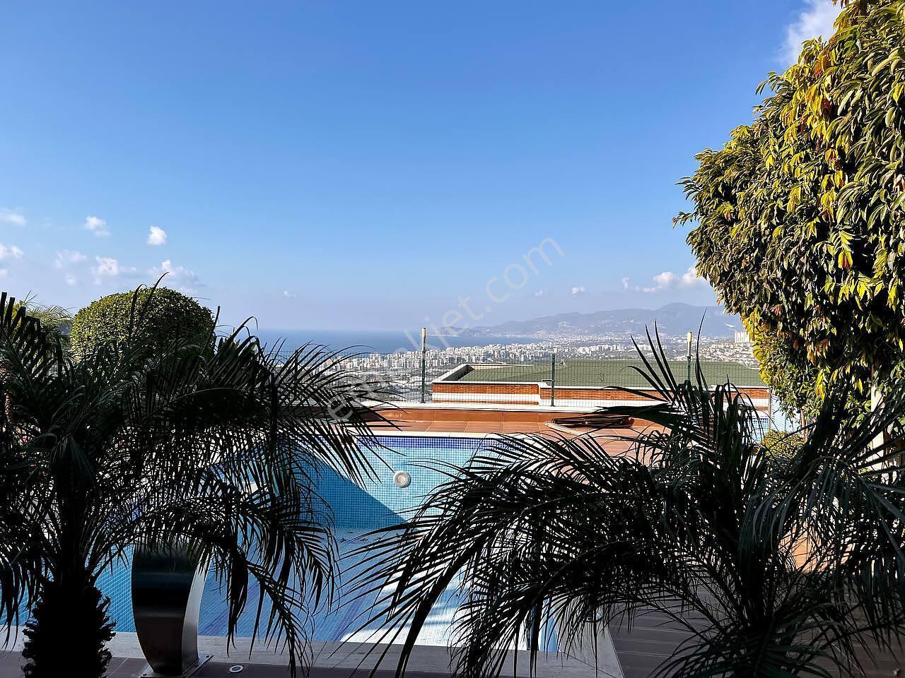 Alanya'da Deniz Ve Şehir Manzaralı Şık Tasarımlı Villa - Görsel 17