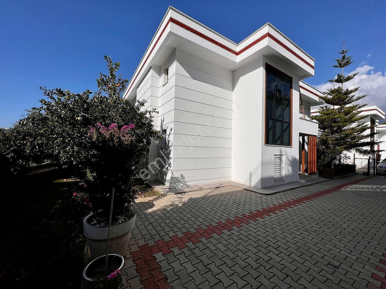 Alanya'da Deniz Ve Şehir Manzaralı Şık Tasarımlı Villa - Görsel 2