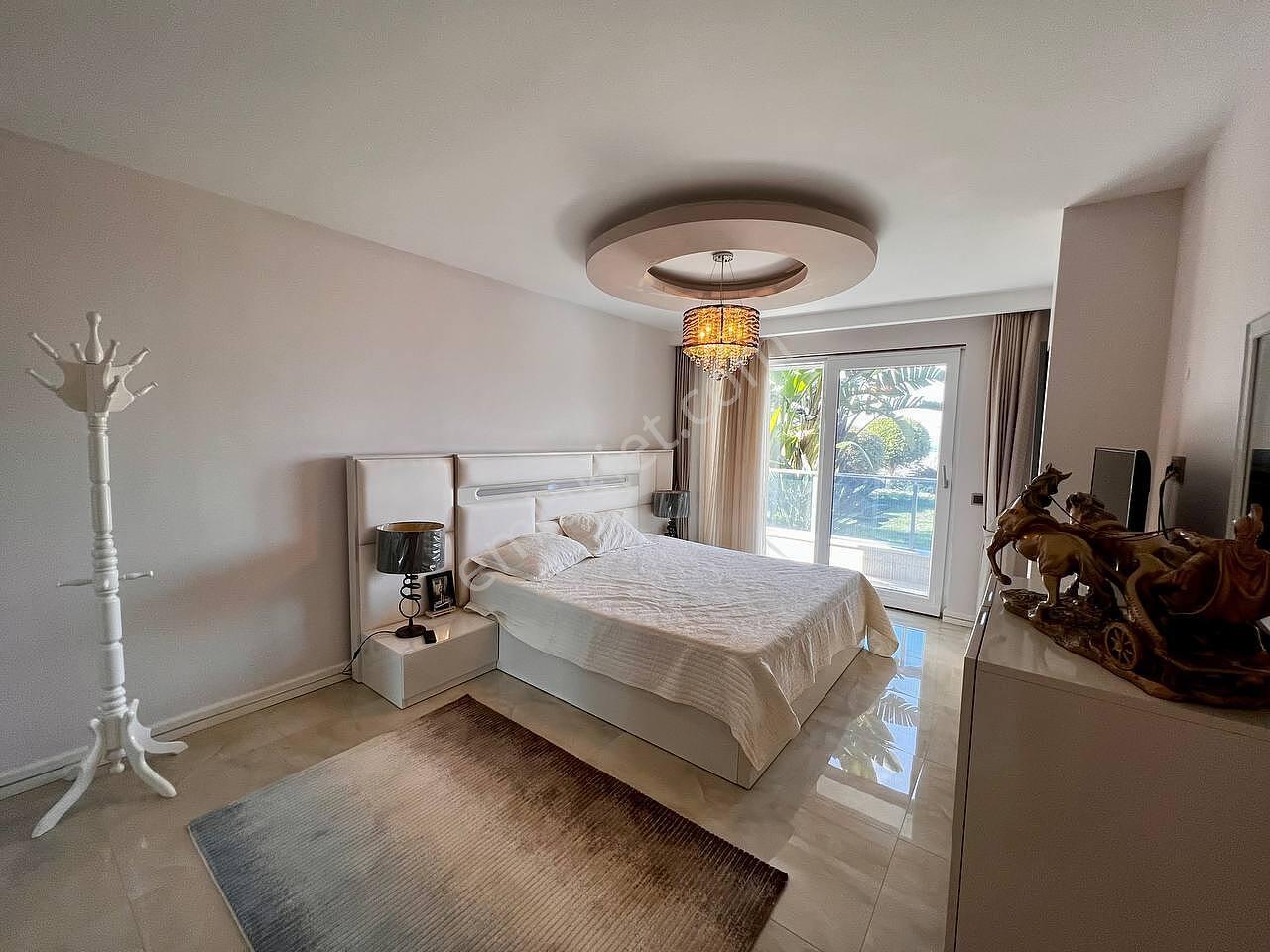 Alanya'da Deniz Ve Şehir Manzaralı Şık Tasarımlı Villa - Görsel 11