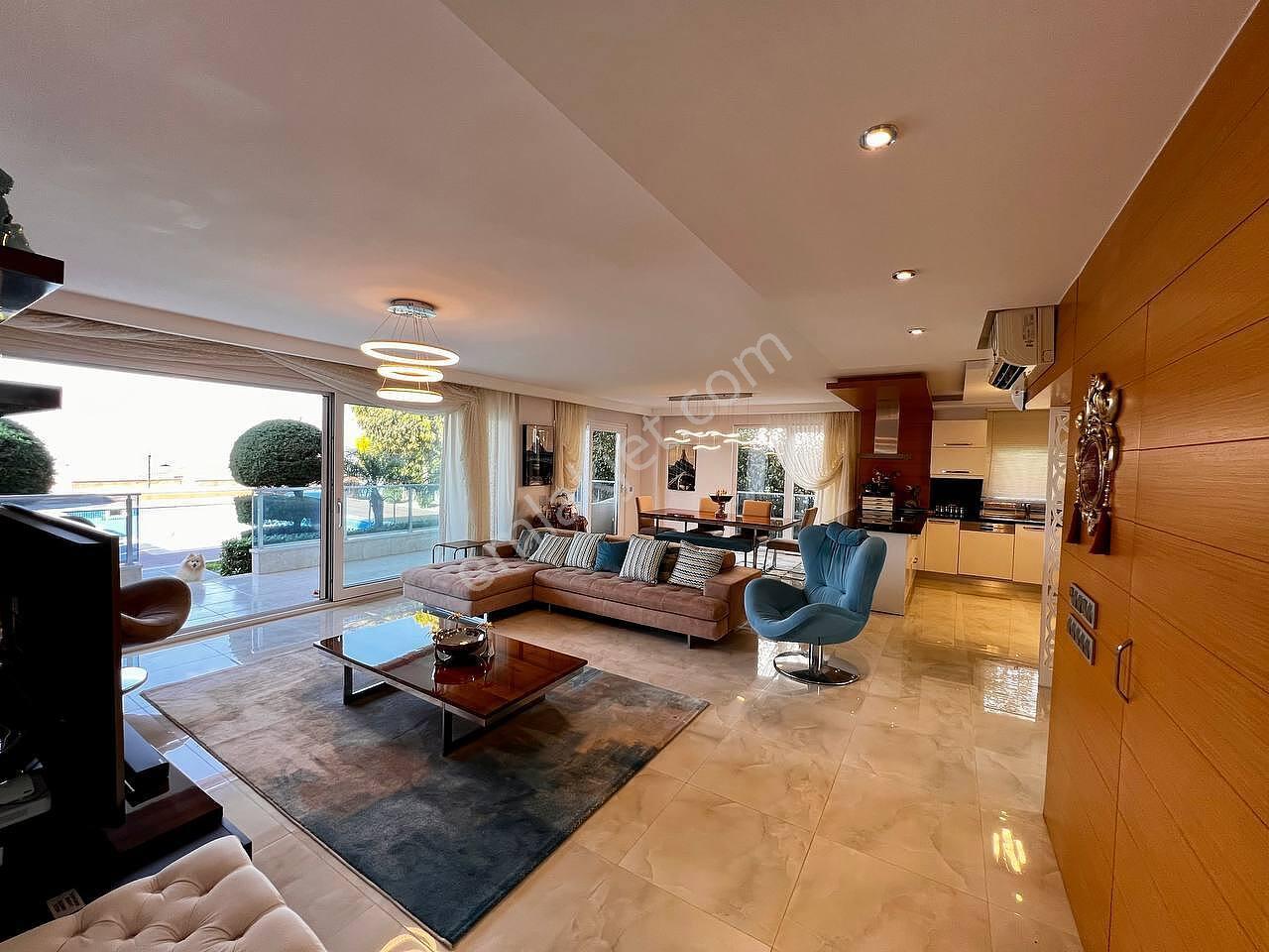 Alanya'da Deniz Ve Şehir Manzaralı Şık Tasarımlı Villa - Görsel 6