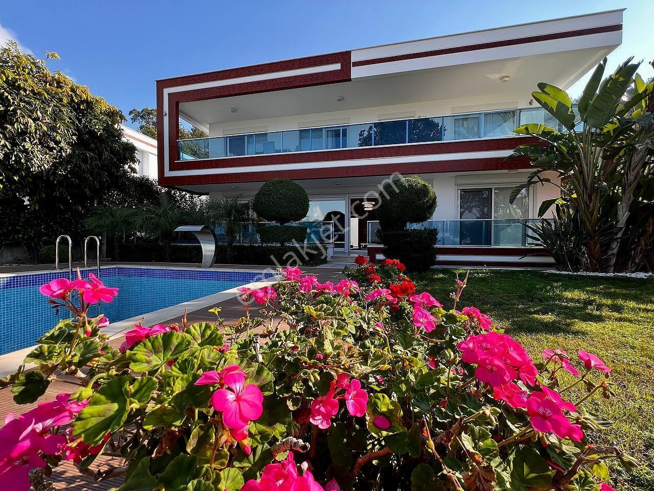 Alanya'da Deniz Ve Şehir Manzaralı Şık Tasarımlı Villa - Görsel 33