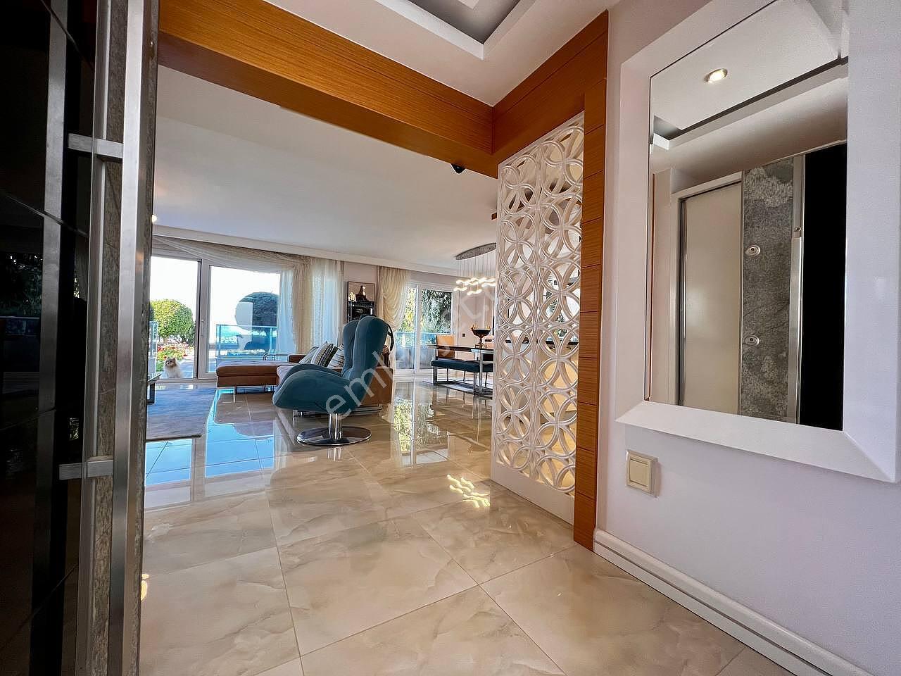Alanya'da Deniz Ve Şehir Manzaralı Şık Tasarımlı Villa - Görsel 23