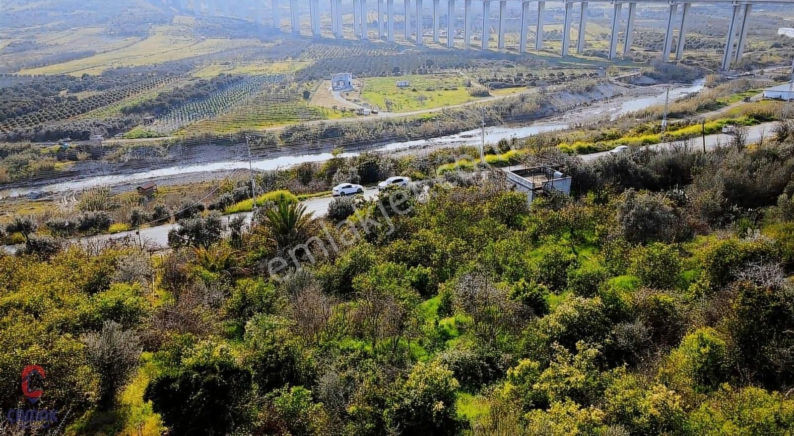 Karaisalı!da Asfalt Yola 58 Metre Cepheli Depo Yapımına Uygun