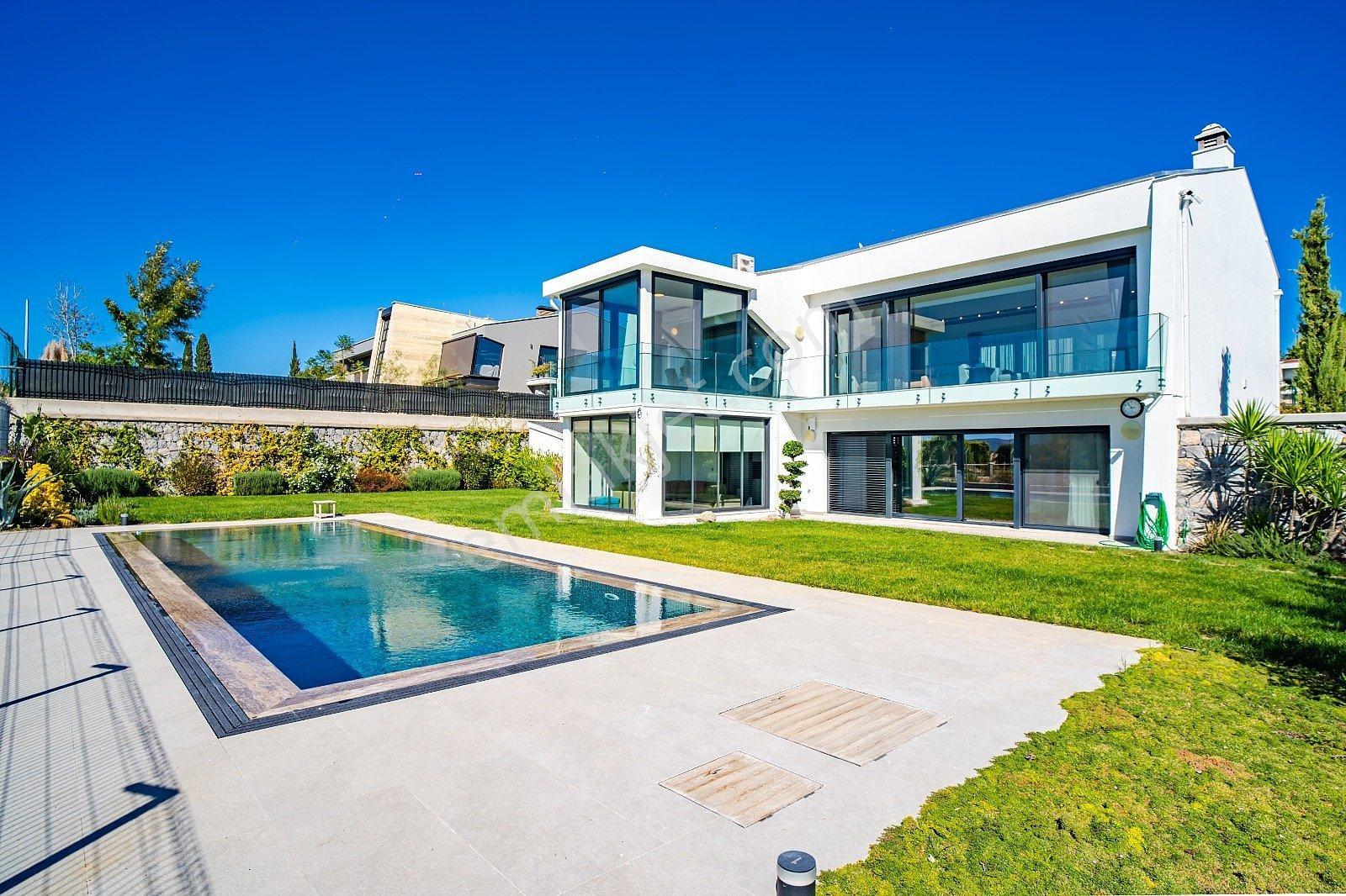 İzmir Urla'da Site İçinde Deniz Manzaralı Havuzlu Müstakil Villa