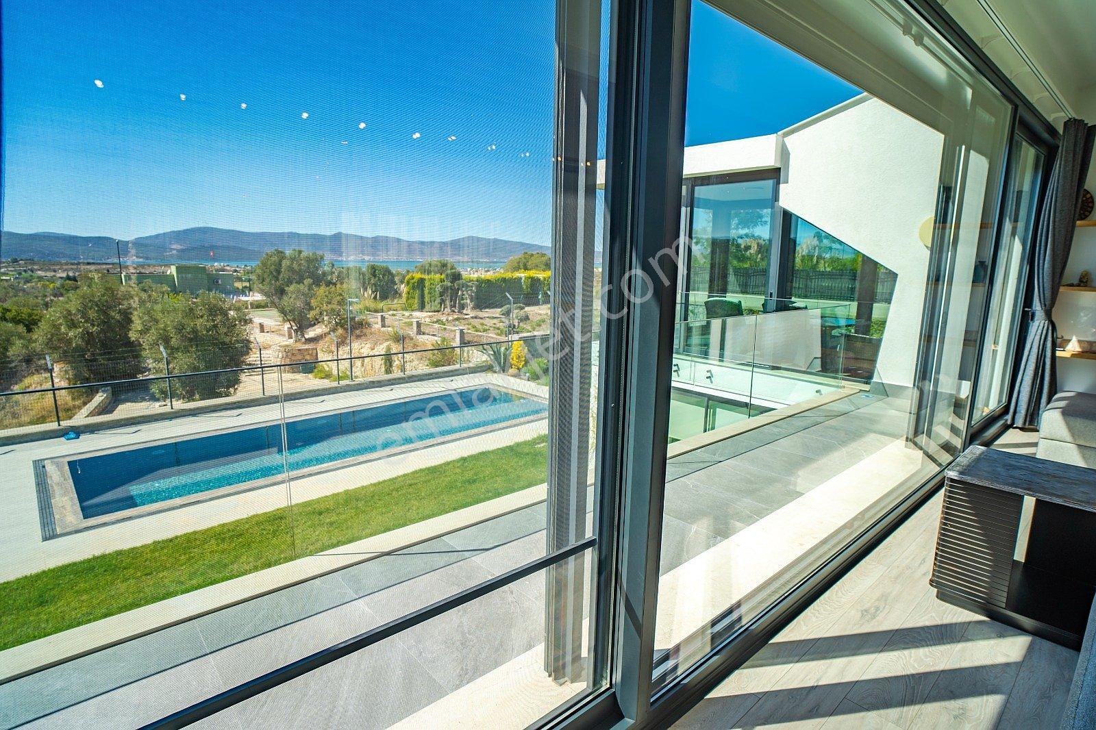 İzmir Urla'da Site İçinde Deniz Manzaralı Havuzlu Müstakil Villa - Görsel 35