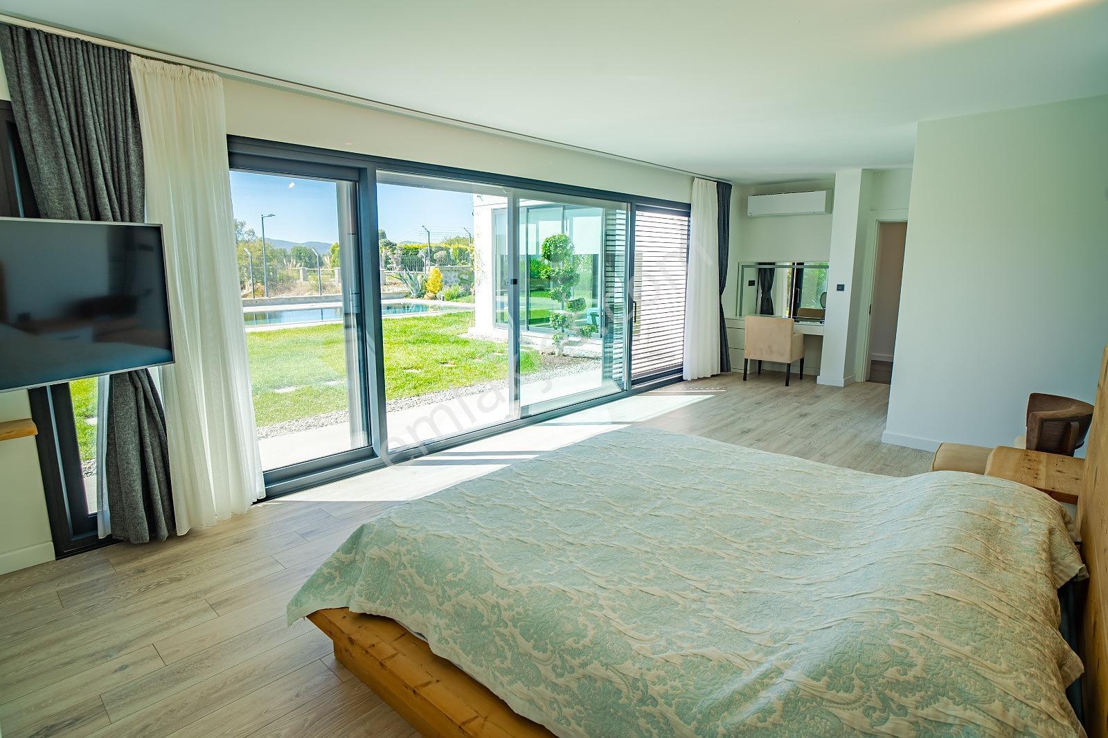 İzmir Urla'da Site İçinde Deniz Manzaralı Havuzlu Müstakil Villa - Görsel 24