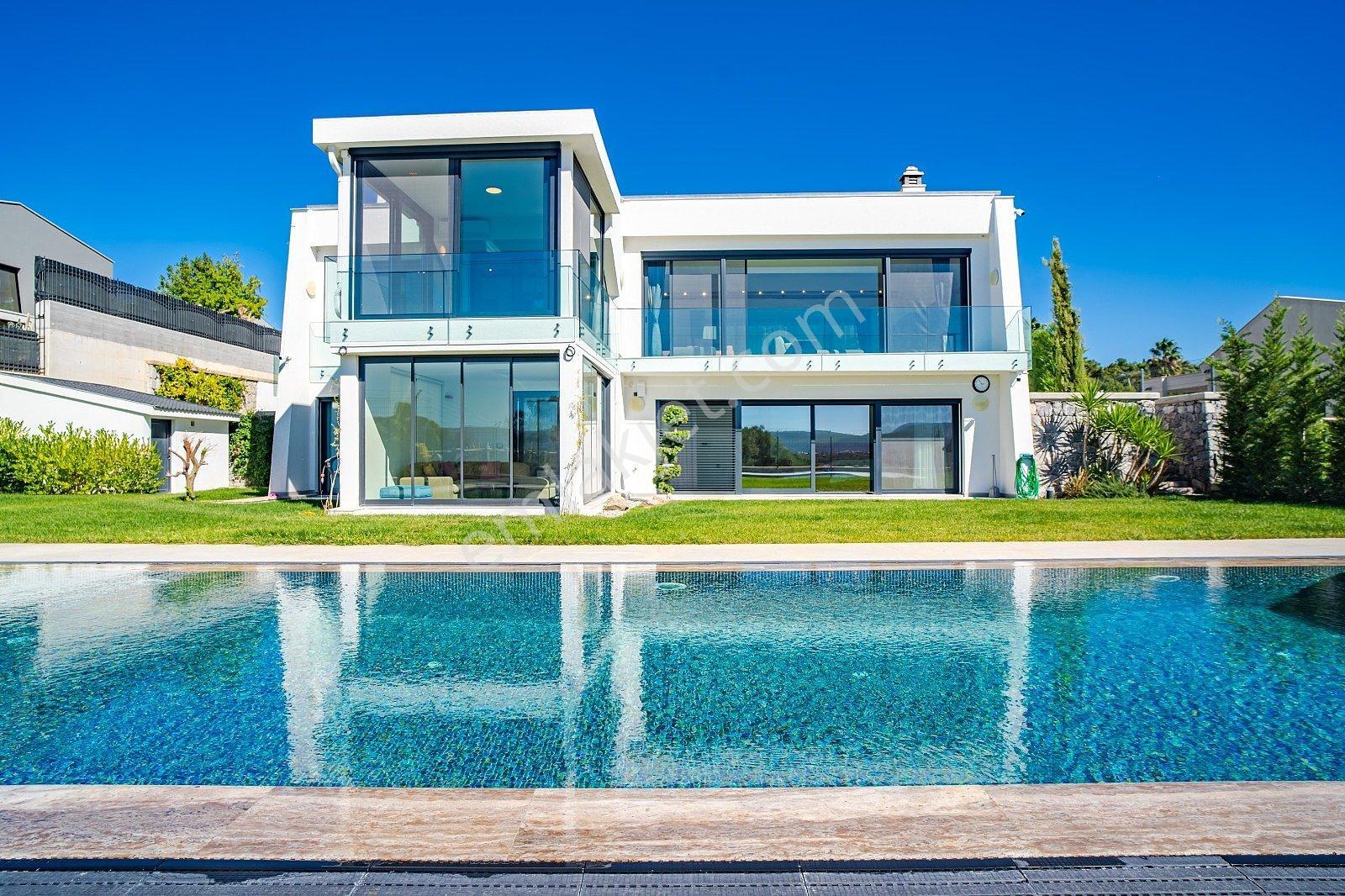 İzmir Urla'da Site İçinde Deniz Manzaralı Havuzlu Müstakil Villa - Görsel 18
