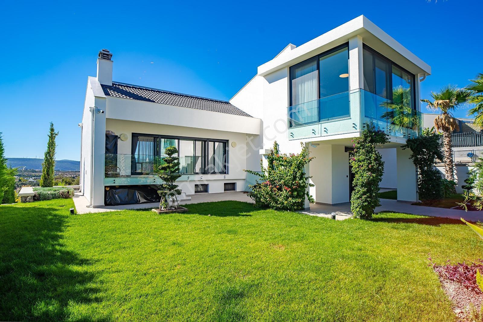 İzmir Urla'da Site İçinde Deniz Manzaralı Havuzlu Müstakil Villa - Görsel 2