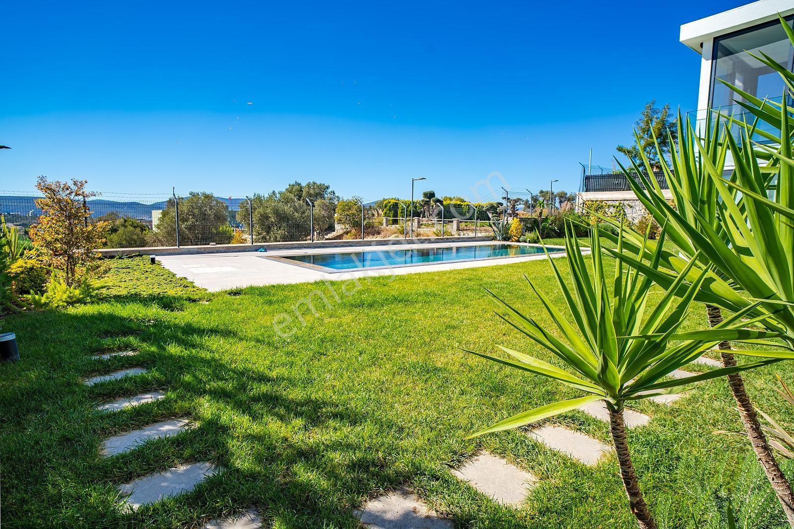 İzmir Urla'da Site İçinde Deniz Manzaralı Havuzlu Müstakil Villa - Görsel 21
