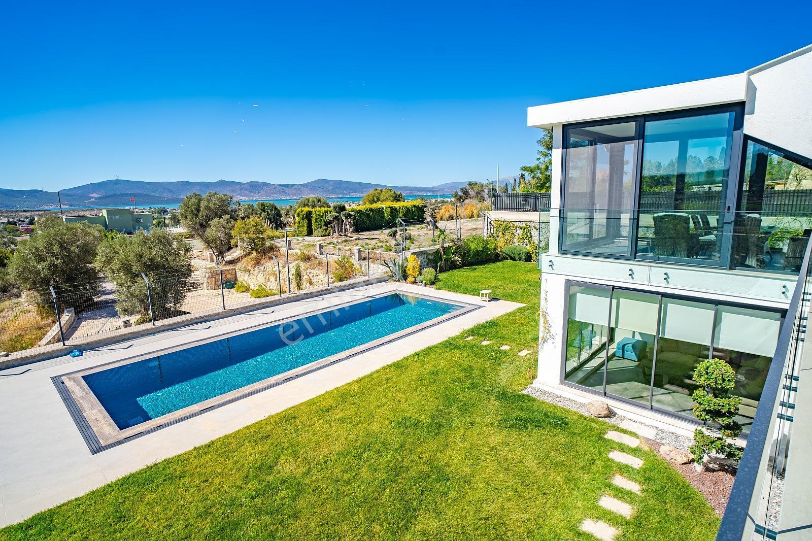 İzmir Urla'da Site İçinde Deniz Manzaralı Havuzlu Müstakil Villa - Görsel 28
