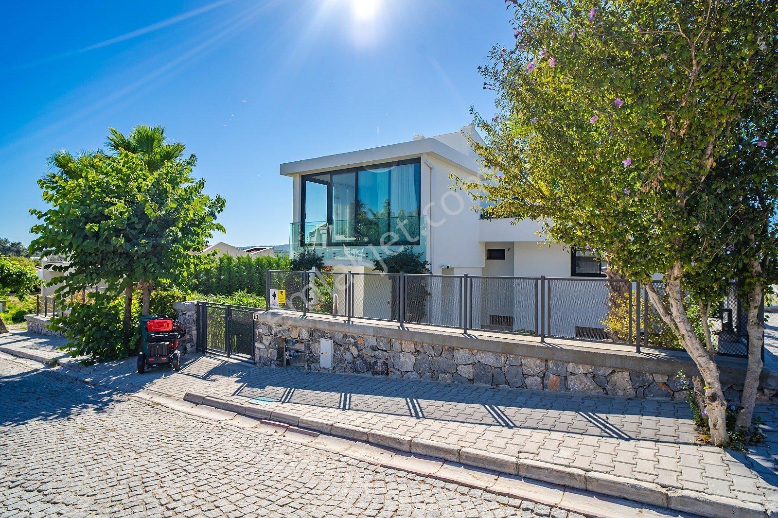 İzmir Urla'da Site İçinde Deniz Manzaralı Havuzlu Müstakil Villa - Görsel 12