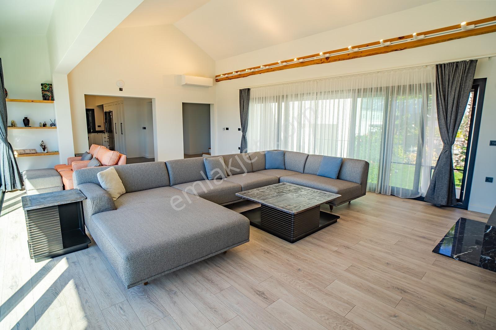 İzmir Urla'da Site İçinde Deniz Manzaralı Havuzlu Müstakil Villa - Görsel 8
