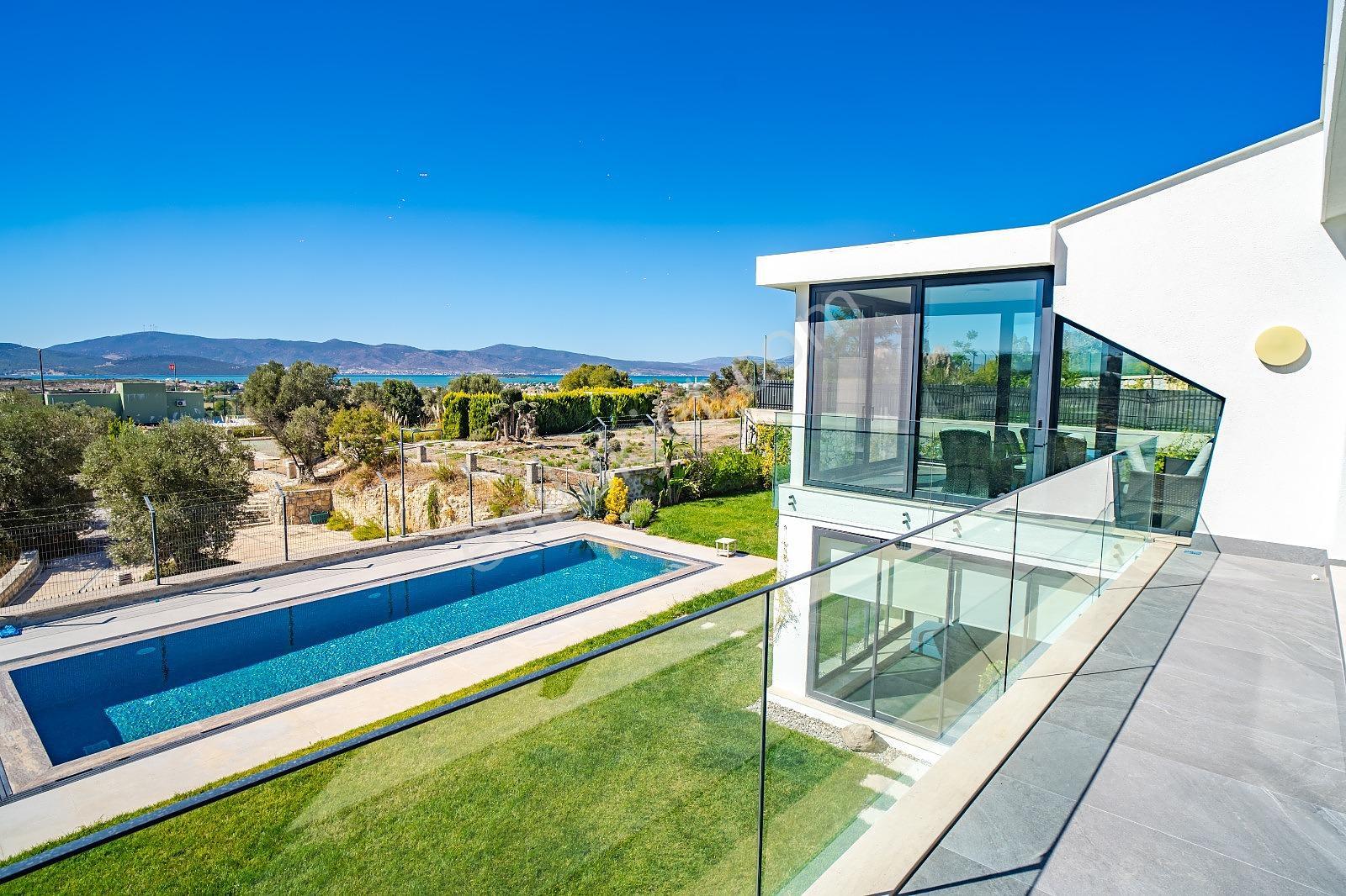 İzmir Urla'da Site İçinde Deniz Manzaralı Havuzlu Müstakil Villa - Görsel 6