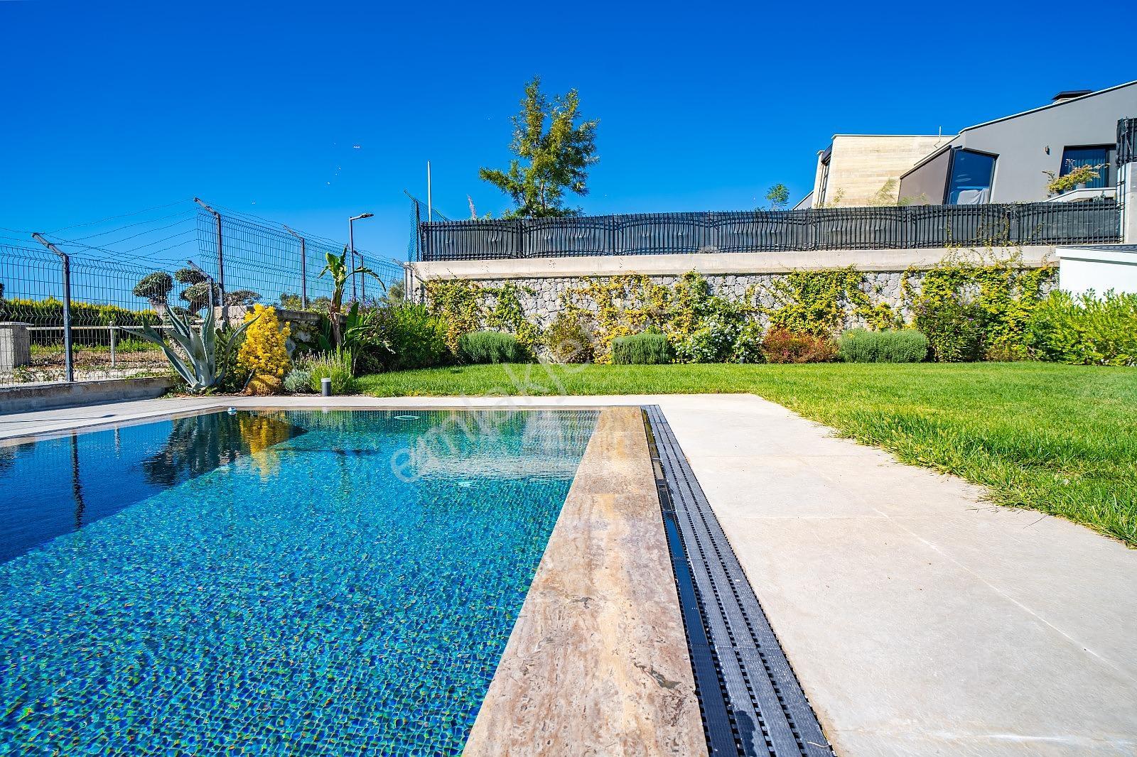 İzmir Urla'da Site İçinde Deniz Manzaralı Havuzlu Müstakil Villa - Görsel 31