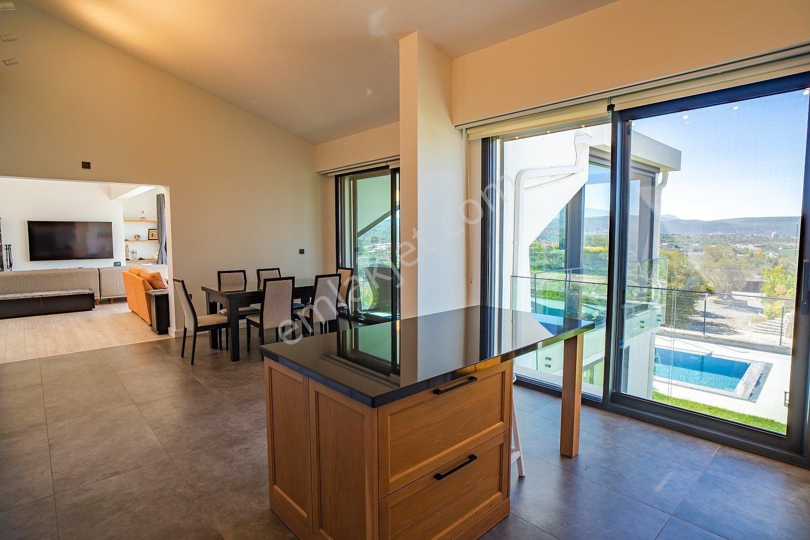 İzmir Urla'da Site İçinde Deniz Manzaralı Havuzlu Müstakil Villa - Görsel 23