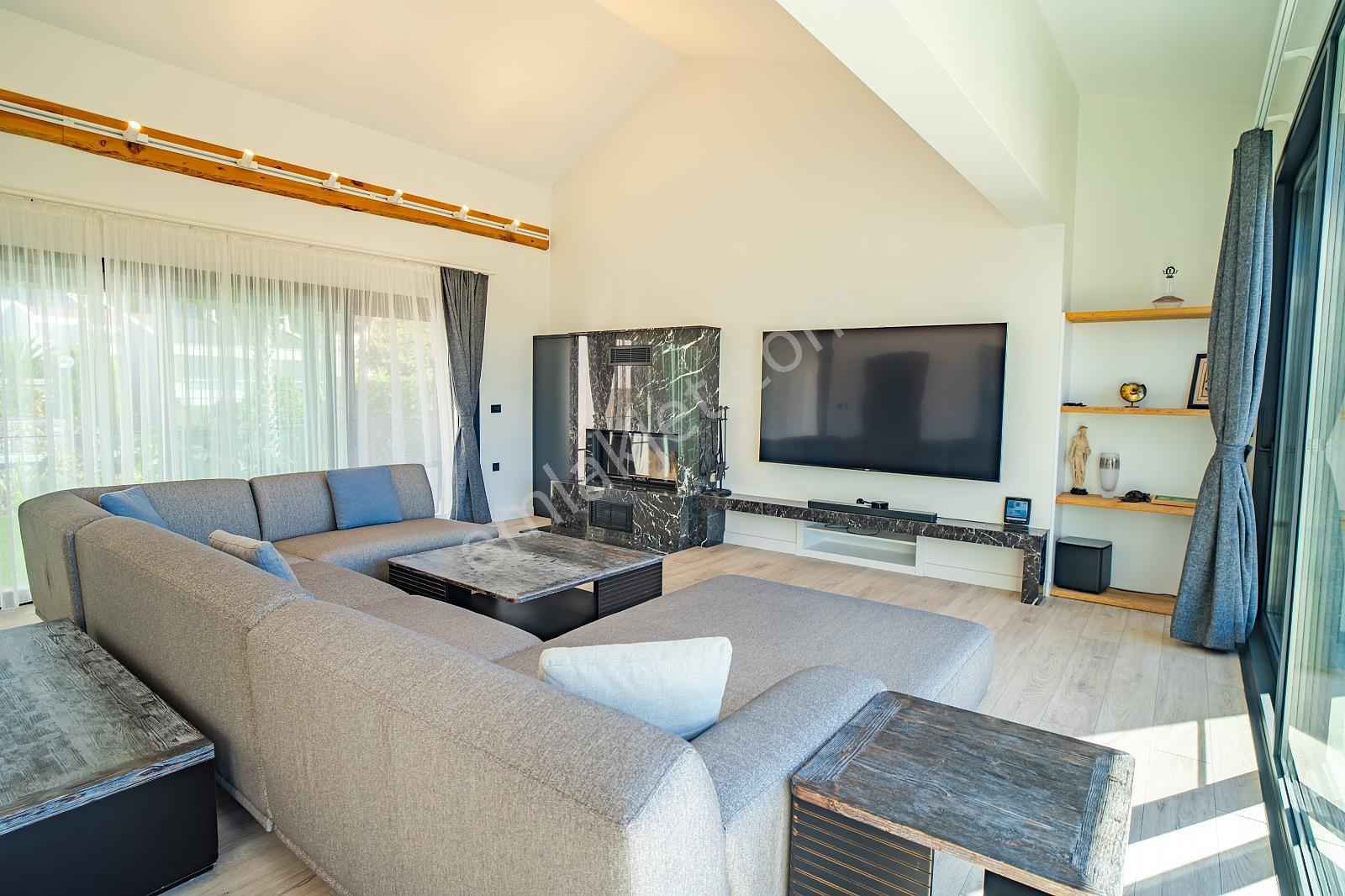 İzmir Urla'da Site İçinde Deniz Manzaralı Havuzlu Müstakil Villa - Görsel 3