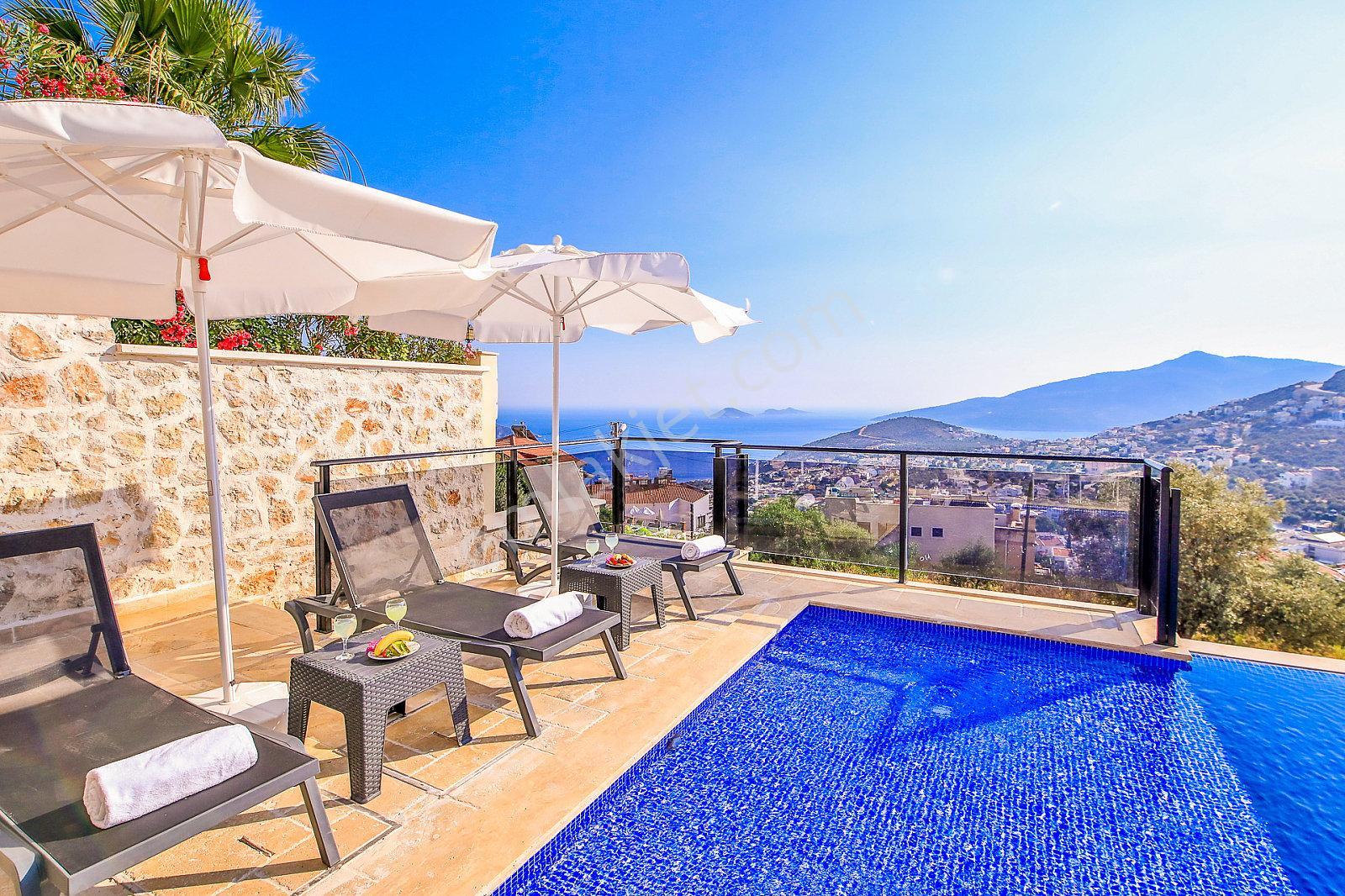 Kaş Kalkan'da Satılık Açık Ve Kapalı Havuzlu 5+1 Villa