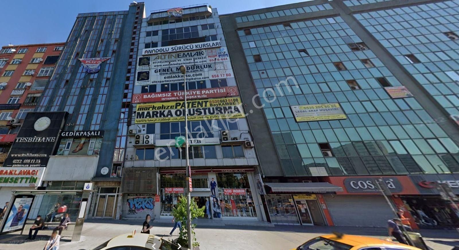 Bahçelievler Şirinevler Meydanında Satılık E-5 Üzerinde Bulunan Ticari Binada 7.katda Manzaralı Ofis