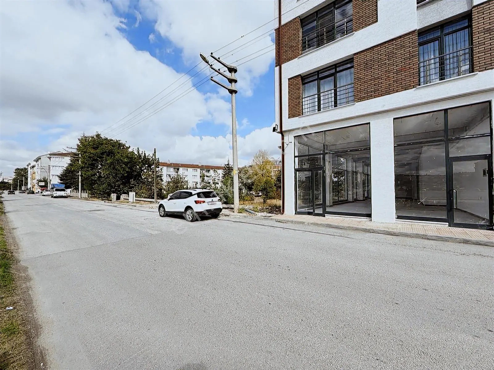 Özbey Emlaktan Vergi Dairesi Yakını Geniş Kiralık Köşe Dükkan - Görsel 3