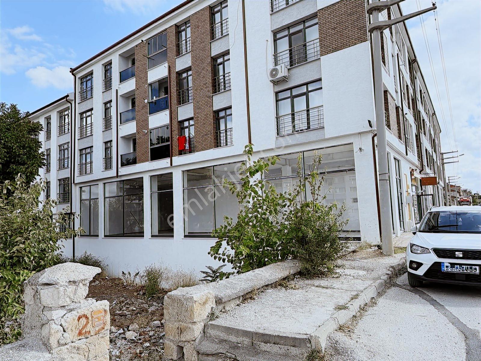 Özbey Emlaktan Vergi Dairesi Yakını Geniş Kiralık Köşe Dükkan - Görsel 2