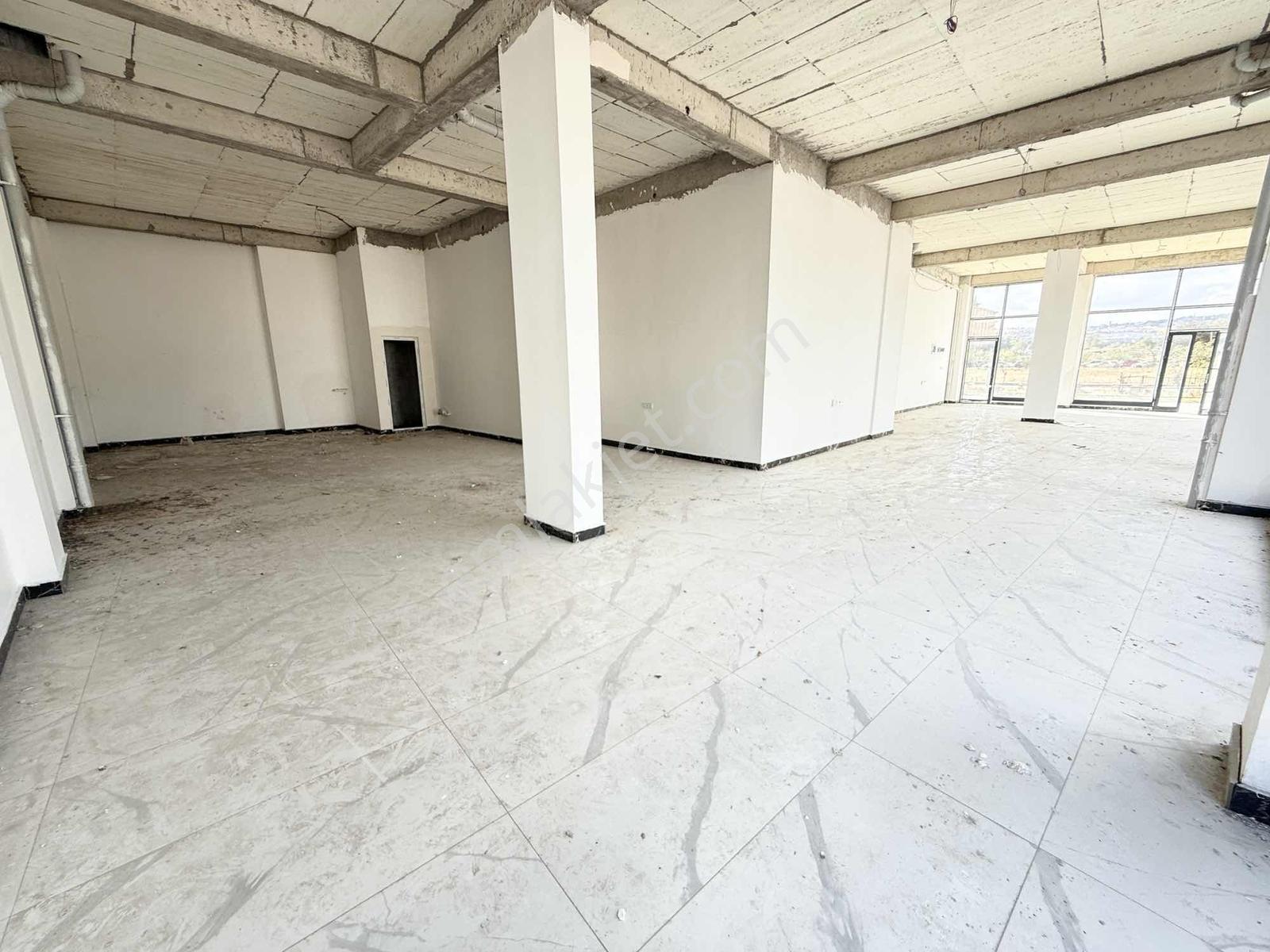 Özbey Emlaktan Vergi Dairesi Yakını Geniş Kiralık Köşe Dükkan - Görsel 9