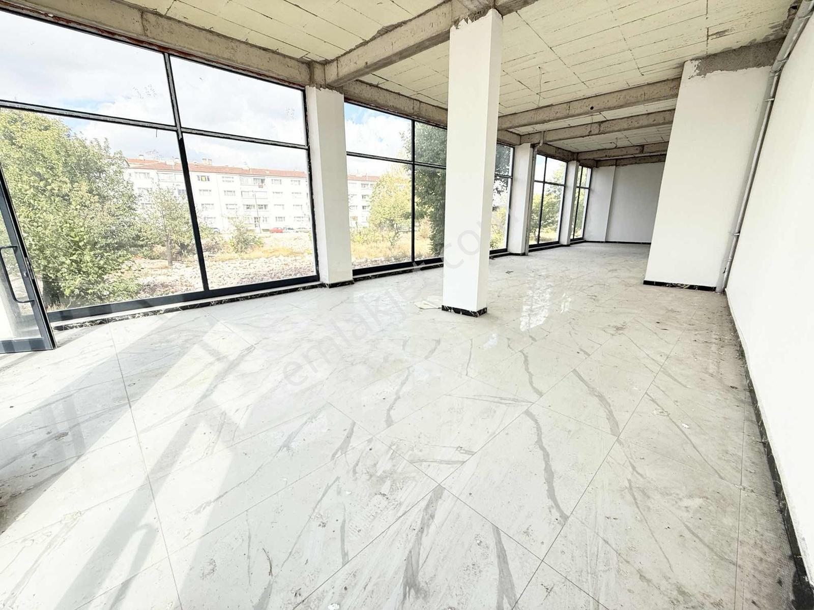 Özbey Emlaktan Vergi Dairesi Yakını Geniş Kiralık Köşe Dükkan - Görsel 8