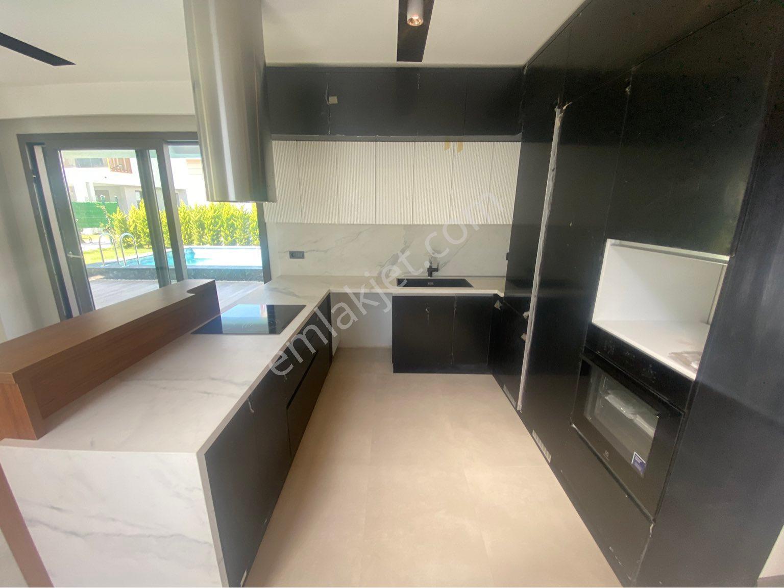 Denize Yakın Özel Havuzlu Müstakil Sıfır Villa - Görsel 17