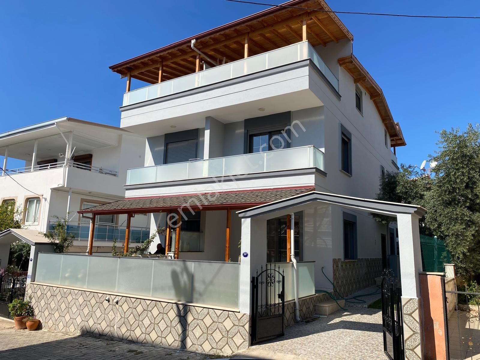 Globalden Denize 400 Metre/otoparklı/müstakil Bahçeli/salon Mutfak Ayrı Villa