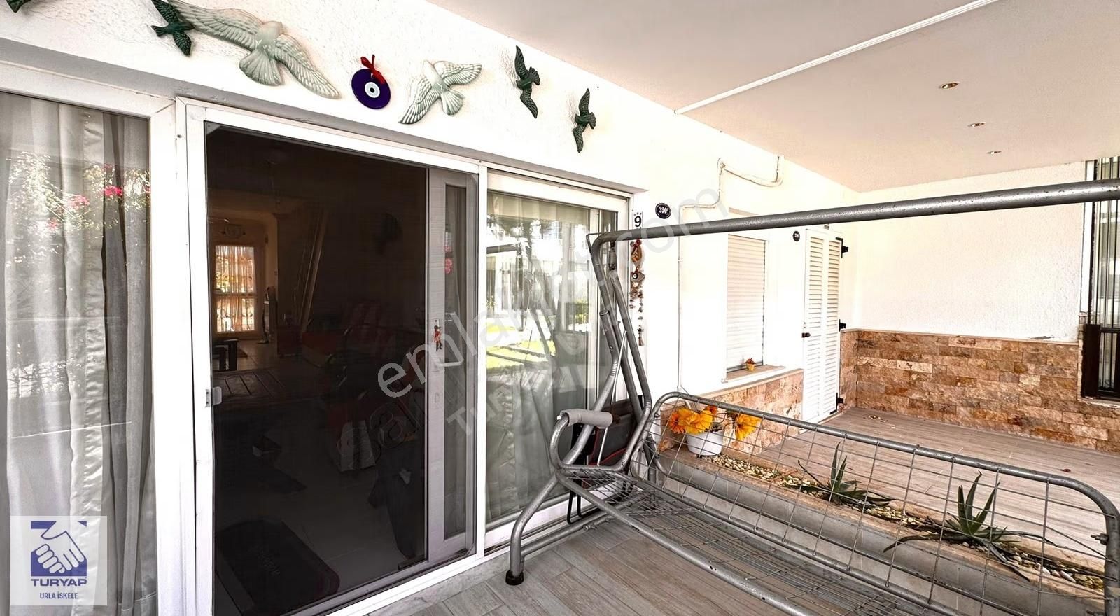 Urla İskele'de Denize 100 Metre Kiralık Eşyalı